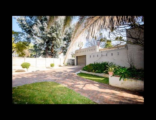 4 BEDROOM HOUSE FOR SALE IN VAN RIEBEECK PARK
